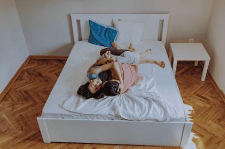 infertilite-bilan-sanguin-couple-happy