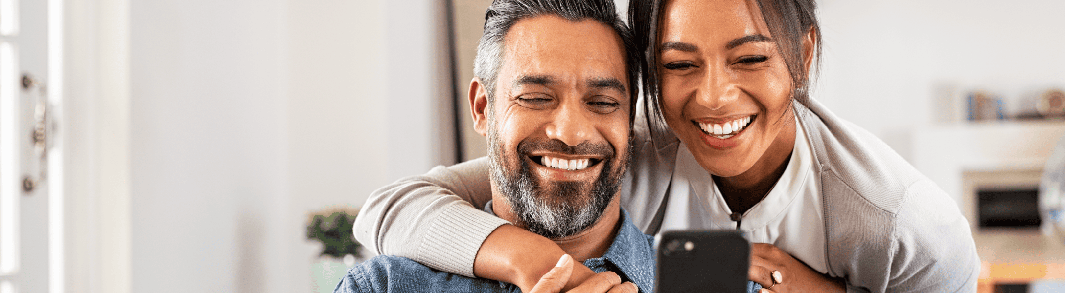 infertilite-bilan-sanguin-couple-happy